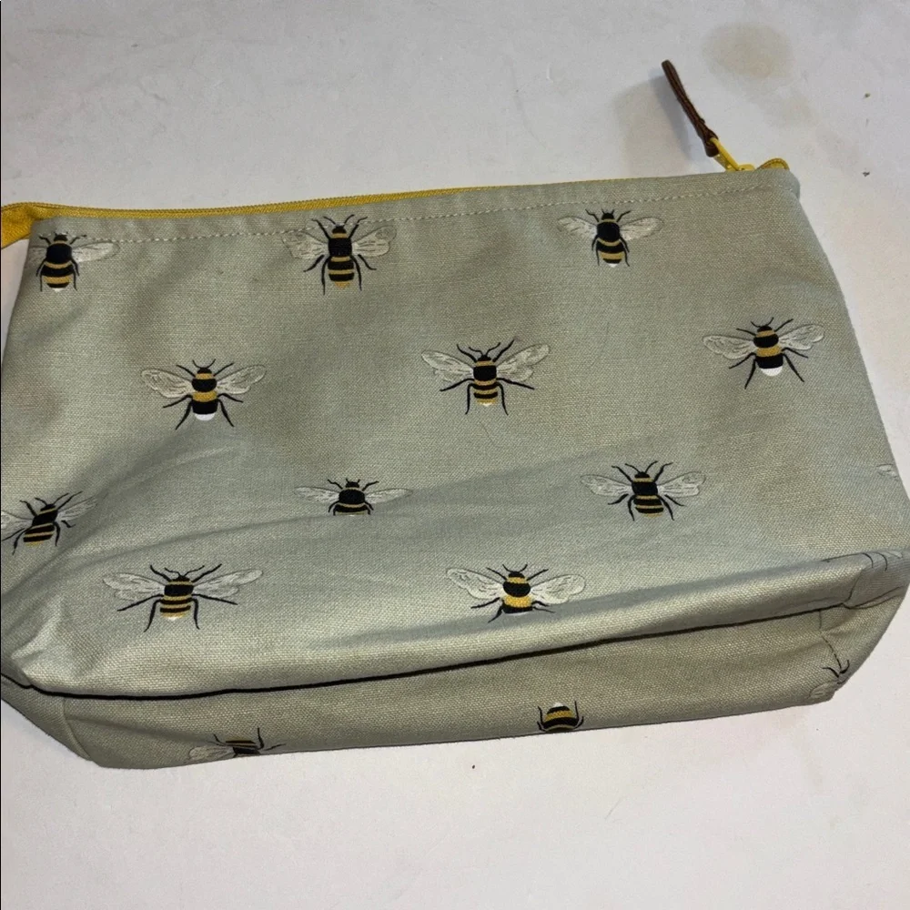 SOPHIA ALLPORT..LIGHT GREEN BUMBLE BEE CLUTCH/COSMETICS BAG/ANYTHING BAG